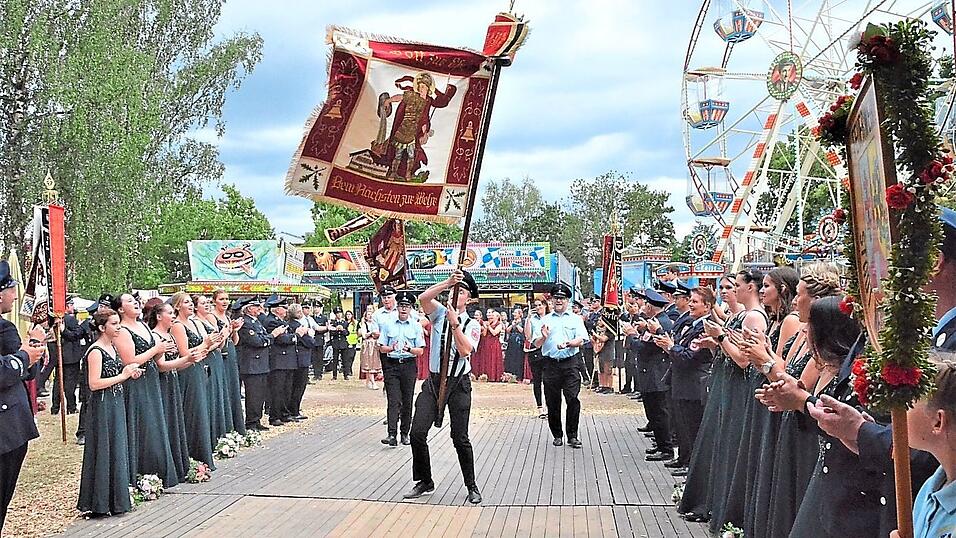 Beim Einzug ins Festzelt gab es eine viel umjubelte Fahnenparade.
