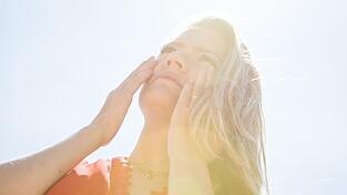 Zu viel Sonneneinstrahlung kann Hautprobleme wie Sonnenbrand und vorzeitige Hautalterung hervorrufen. Zu viel Sonneneinstrahlung kann Hautprobleme wie Sonnenbrand und vorzeitige Hautalterung hervorrufen.