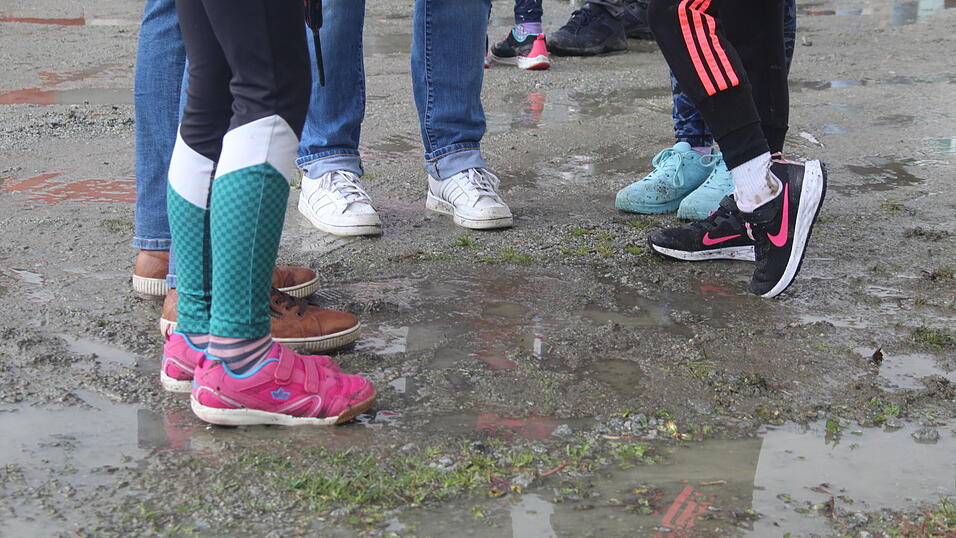 Nasskaltes Aprilwetter lässt die jungen Straubinger Läufer kalt.