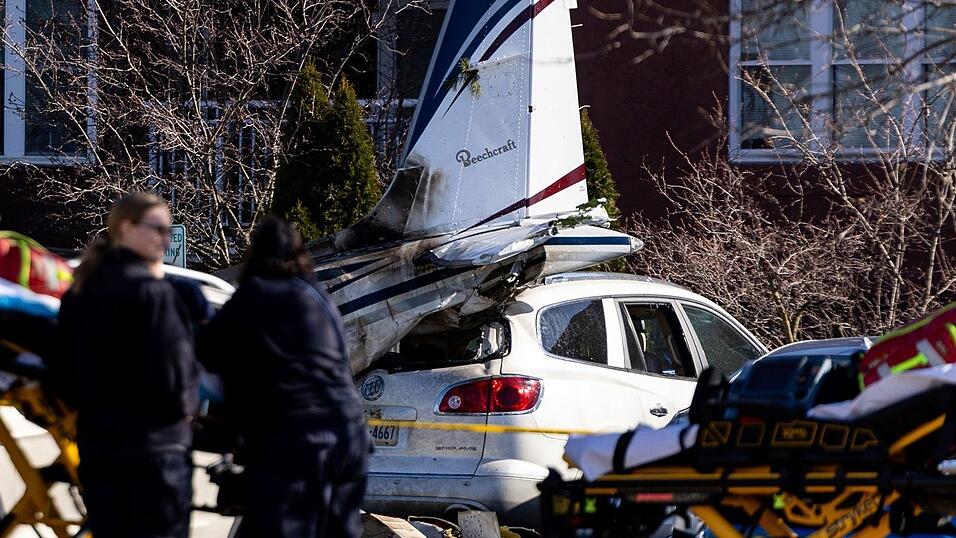 Die Maschine ist wenige Minuten nach dem Start abgestürzt. Die Maschine ist wenige Minuten nach dem Start abgestürzt.