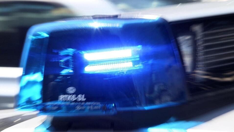 Die Frau sei schwer verletzt worden, teilte die Polizei mit. Die Frau sei schwer verletzt worden, teilte die Polizei mit.