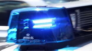 Die Frau sei schwer verletzt worden, teilte die Polizei mit. Die Frau sei schwer verletzt worden, teilte die Polizei mit.