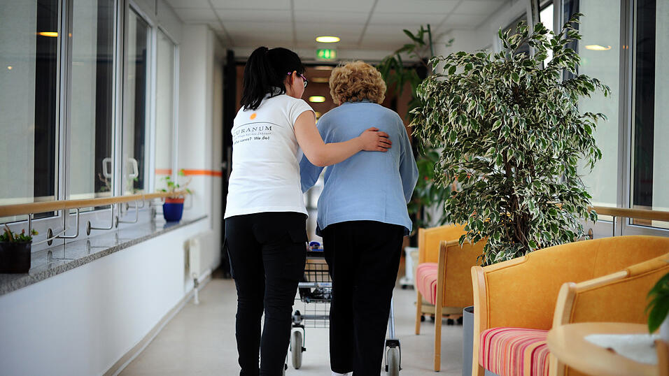 Eine Pflegehelferin mit Migrationshintergrund begleitet eine Bewohnerin in einem Seniorenheim. Viele Seniorenheime und Kliniken sind wegen Personalmangels auf Pfleger und Pflegehelfer mit Migrationshintergrund angewiesen. Eine Pflegehelferin mit Migrationshintergrund begleitet eine Bewohnerin in einem Seniorenheim. Viele Seniorenheime und Kliniken sind wegen Personalmangels auf Pfleger und Pflegehelfer mit Migrationshintergrund angewiesen.