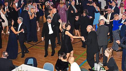 Laut Angaben aus dem Rathaus waren um die 240 Ballg&auml;ste in der Isarhalle.