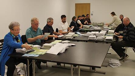 Die Arnschwanger Wahlhelfer Sonntagnacht bei der Ausz&auml;hlung.