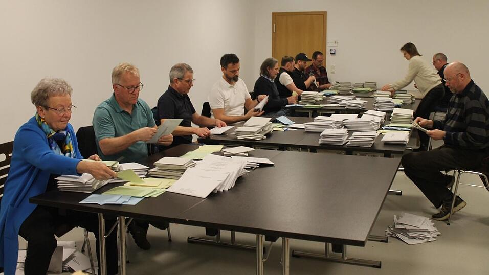 Die Arnschwanger Wahlhelfer Sonntagnacht bei der Ausz&auml;hlung.