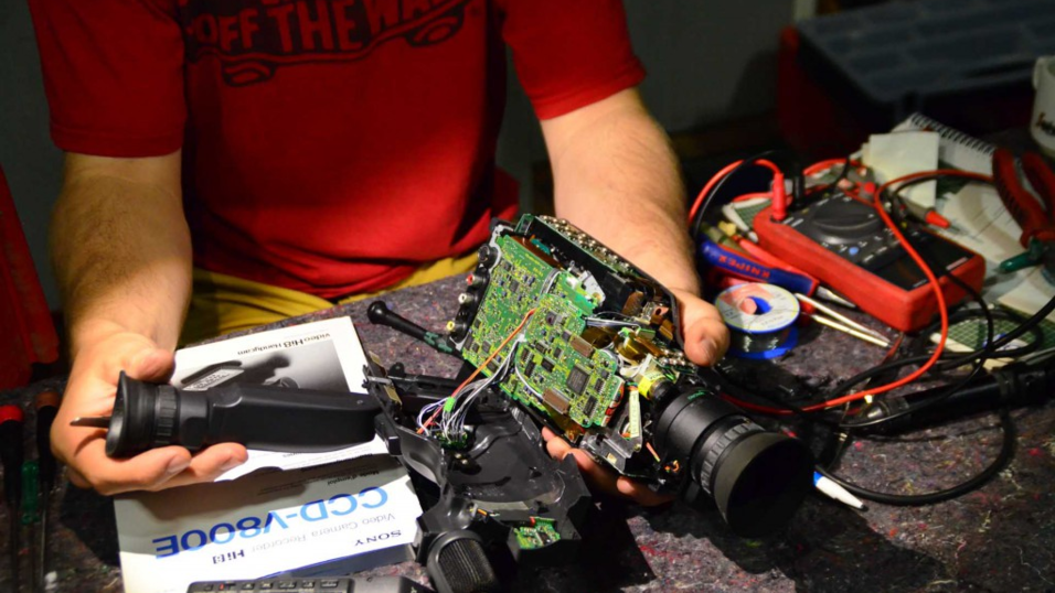 Eine Videokamera in ihren Einzelteilen