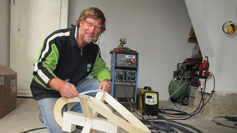 Seit einiger Zeit experimentiert Roland Mayer, der vor allem mit Stein und Holz gearbeitet hatte, mit Stahlskulpturen.