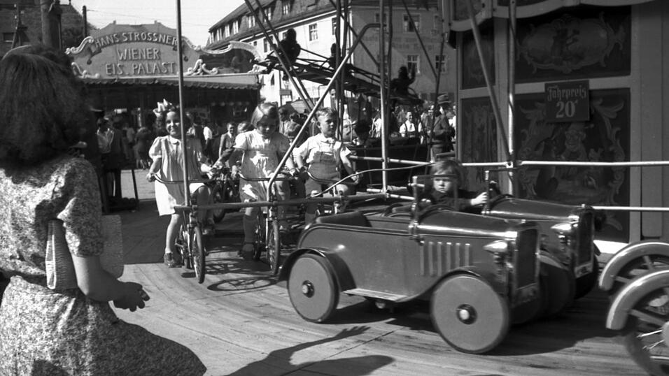 Kinderkarussell in den sp&auml;ten 40er-Jahren.