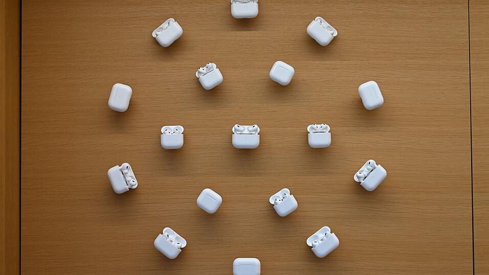 Nutzer in der EU bekommen die Live-Übersetzungsfunktion später in ihre AirPods. (Archivbild) Nutzer in der EU bekommen die Live-Übersetzungsfunktion später in ihre AirPods. (Archivbild)