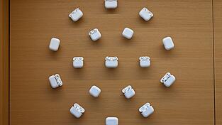 Nutzer in der EU bekommen die Live-Übersetzungsfunktion später in ihre AirPods. (Archivbild) Nutzer in der EU bekommen die Live-Übersetzungsfunktion später in ihre AirPods. (Archivbild)