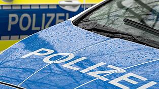 Polizeieinsatz in Unterfranken: Nach einem Unfall ergie&szlig;en sich rund 8.000 Liter G&uuml;lle auf den Asphalt. (Symbolbild)