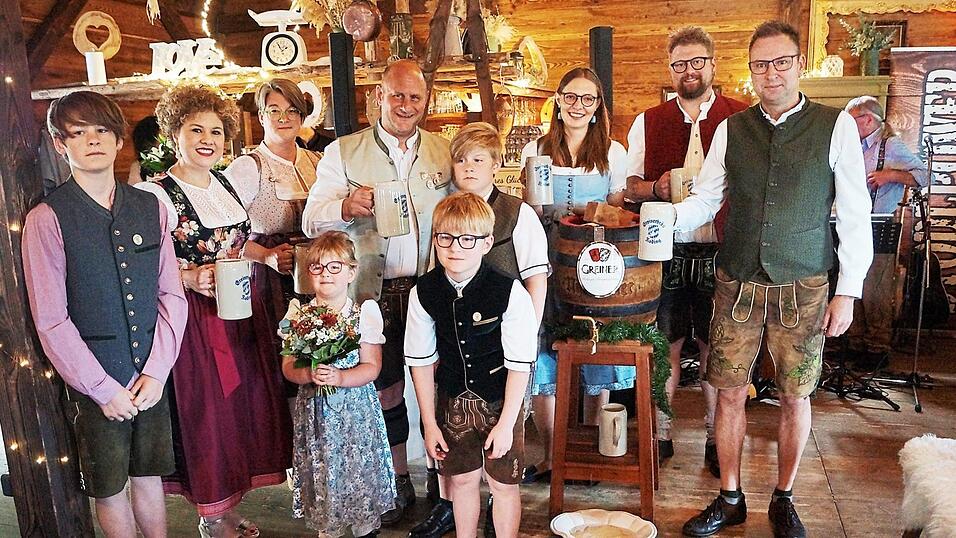 Das Volksfest kann kommen. Darauf stoßen an die Festwirtsfamilie Fichtl, Stefan Fichtl mit Sonja Geyer und den Kindern, Bürgermeisterin Alexandra Riedl, Eva Rasel und Braumeister Eric Kulzer von der Brauerei Naabeck. Das Volksfest kann kommen. Darauf stoßen an die Festwirtsfamilie Fichtl, Stefan Fichtl mit Sonja Geyer und den Kindern, Bürgermeisterin Alexandra Riedl, Eva Rasel und Braumeister Eric Kulzer von der Brauerei Naabeck.