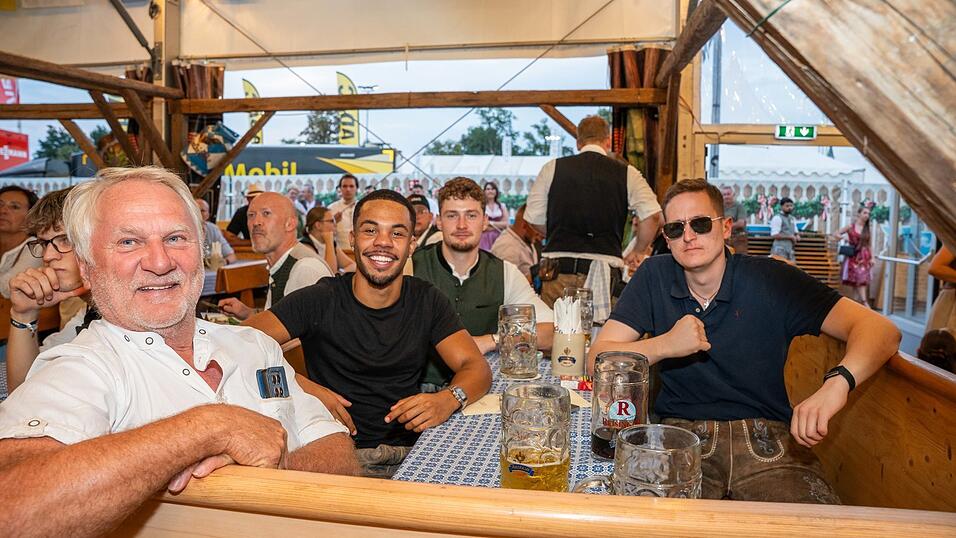 Die Partybilder vom Sonntag, 16. August, aus dem Festzelt Reisinger. Die Partybilder vom Sonntag, 16. August, aus dem Festzelt Reisinger.