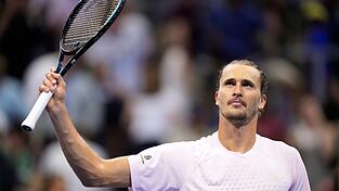 Alexander Zverev winkt nach seinem Sieg ins Publikum.