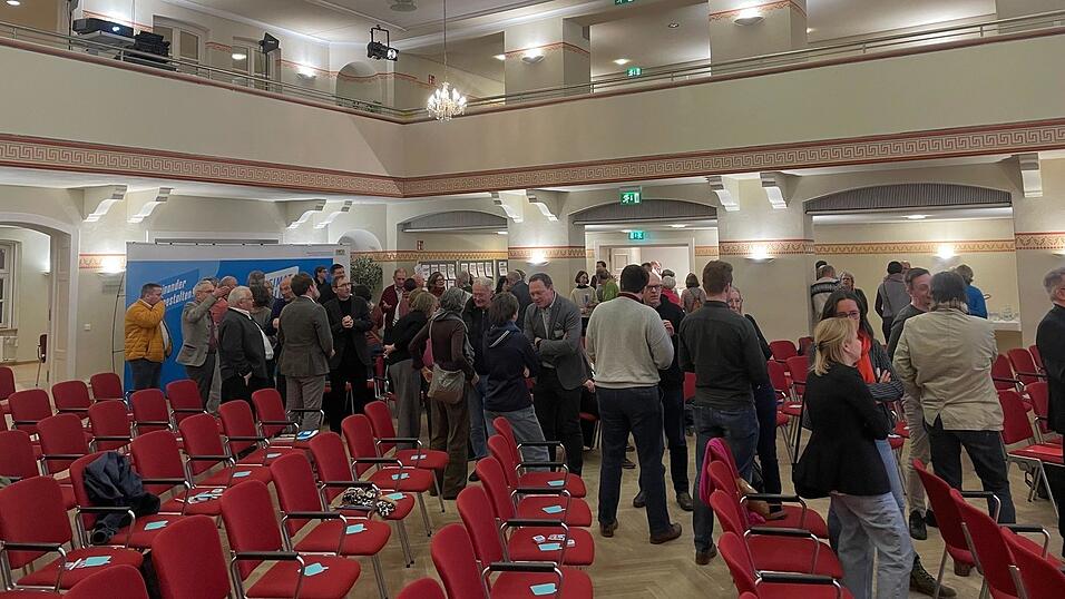 Die Stuhlreihen waren schlagartig leer, dafür tauschten sich die Bürger am 'Heimatdialog' in Landshut angeregt in einer Gesprächsrunde über ihre Verbindung zu ihrer Heimat aus. Die Stuhlreihen waren schlagartig leer, dafür tauschten sich die Bürger am 'Heimatdialog' in Landshut angeregt in einer Gesprächsrunde über ihre Verbindung zu ihrer Heimat aus.