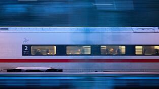 Ein Mann mit Sturmhaube sorgte in einem ICE nach München für einen Polizeieinsatz. (Symbolbild)