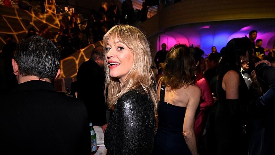 Heike Makatsch feiert. Heike Makatsch feiert.