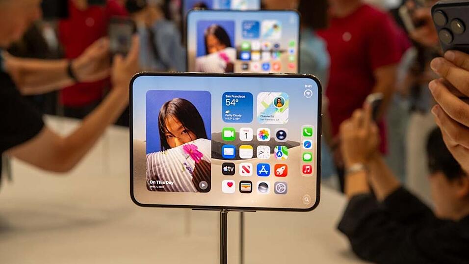 Mit dem Format des iPhone Duo sollen Nutzer Apple zufolge besser von dem größeren inneren Display profitieren als bei Modellen der Konkurrenz. Mit dem Format des iPhone Duo sollen Nutzer Apple zufolge besser von dem größeren inneren Display profitieren als bei Modellen der Konkurrenz.