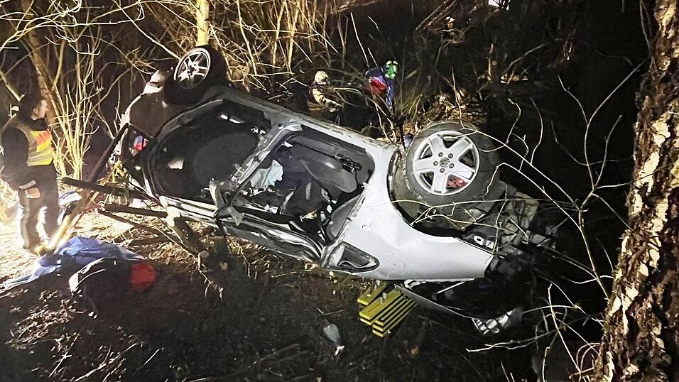 Der Wagen wurde eine Böschung hinab katapultiert und landete im Gestrüpp. Der Wagen wurde eine Böschung hinab katapultiert und landete im Gestrüpp.