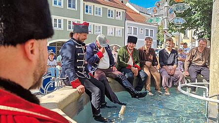 Auf geht’s ins kühle Nass des Marktbrunnens.