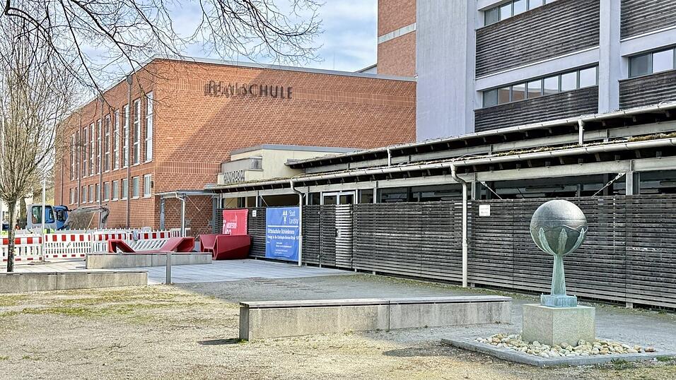 Noch ist der Schriftzug &bdquo;Realschule&ldquo; an der Fassade des Schulgeb&auml;udes zu lesen. Dieser wird bis zum Einzug in &bdquo;Mittelschule&ldquo; getauscht.
