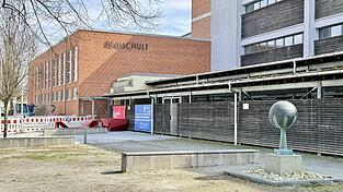 Noch ist der Schriftzug &bdquo;Realschule&ldquo; an der Fassade des Schulgeb&auml;udes zu lesen. Dieser wird bis zum Einzug in &bdquo;Mittelschule&ldquo; getauscht.