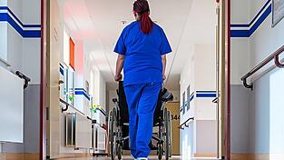 Wandel in den Fluren: Das Krankenhaus Vilsbiburg steht vor einer Neuausrichtung zur Fachklinik. Für die Patienten soll die Übergangsphase geordnet verlaufen. (Symbolbild) Wandel in den Fluren: Das Krankenhaus Vilsbiburg steht vor einer Neuausrichtung zur Fachklinik. Für die Patienten soll die Übergangsphase geordnet verlaufen. (Symbolbild)