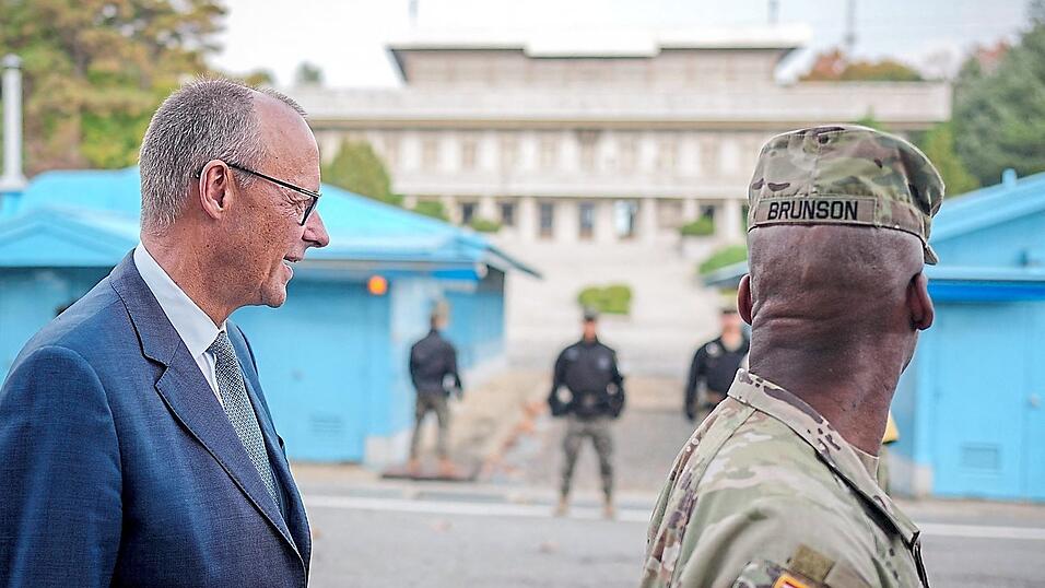 Friedrich Merz (l.) besichtigt mit General Xavier T. Brunson, Befehlshaber des Kommandos der Vereinen Nationen, die demilitarisierte Zone an der Grenze zu Nordkorea. Friedrich Merz (l.) besichtigt mit General Xavier T. Brunson, Befehlshaber des Kommandos der Vereinen Nationen, die demilitarisierte Zone an der Grenze zu Nordkorea.