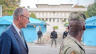 Friedrich Merz (l.) besichtigt mit General Xavier T. Brunson, Befehlshaber des Kommandos der Vereinen Nationen, die demilitarisierte Zone an der Grenze zu Nordkorea. Friedrich Merz (l.) besichtigt mit General Xavier T. Brunson, Befehlshaber des Kommandos der Vereinen Nationen, die demilitarisierte Zone an der Grenze zu Nordkorea.