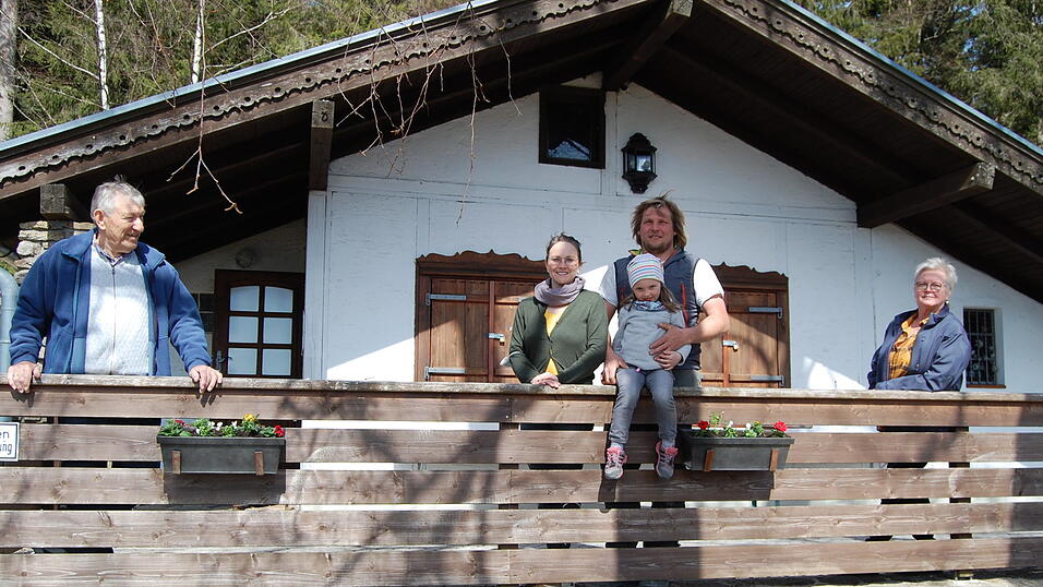 Vereinsvorsitzender Sigi Dexl (v.li.), Hüttenwirtin Vroni (Veronika) Ochsenbauer und Michael Bielmeier mit Töchterchen Frieda und Wald-Vereinsvorsitzende Renate Flexeder auf der mit Blumen geschmückter Terrasse vor der kleinen Kronbergbrotzeithütte. Vereinsvorsitzender Sigi Dexl (v.li.), Hüttenwirtin Vroni (Veronika) Ochsenbauer und Michael Bielmeier mit Töchterchen Frieda und Wald-Vereinsvorsitzende Renate Flexeder auf der mit Blumen geschmückter Terrasse vor der kleinen Kronbergbrotzeithütte.
