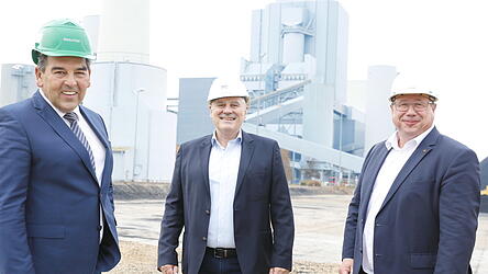 Zollings B&uuml;rgermeister Helmut Priller (v. l.), Kraftwerksleiter Lothar Schreiber und Projektleiter Richard Unterseer vor der Fl&auml;che, auf der das neue W&auml;rmekraftwerk entstehen soll.