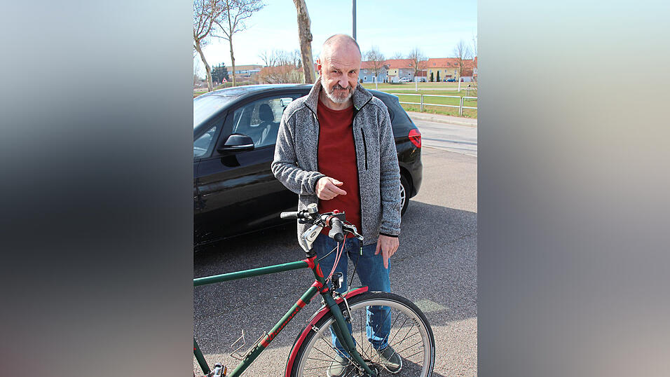Alexander Meier hilft im Repair-Caf&eacute;, R&auml;der zu reparieren.