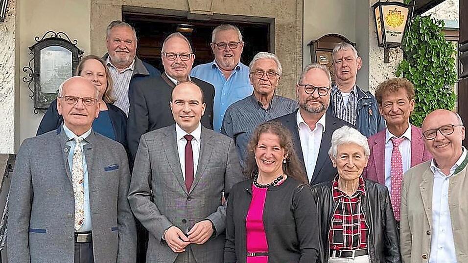 Die wiedergewählte CSA-Kreisvorsitzende Anita Mayer (vorne Mitte) mit dem Bundestagsabgeordneten Florian Oßner (2. v. l.) und Landrat Martin Neumeyer (rechts) sowie ihrem Kreisvorstand. Die wiedergewählte CSA-Kreisvorsitzende Anita Mayer (vorne Mitte) mit dem Bundestagsabgeordneten Florian Oßner (2. v. l.) und Landrat Martin Neumeyer (rechts) sowie ihrem Kreisvorstand.