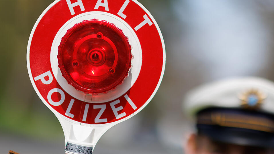 Bei einer mehrwöchtigen Schwerpunktkontrolle der Polizei auf der B299 liegt ein besonderes Augenmerk auf Händyverstößen, aber auch der Hauptunfallursache überhöhte Geschwindigkeit. 