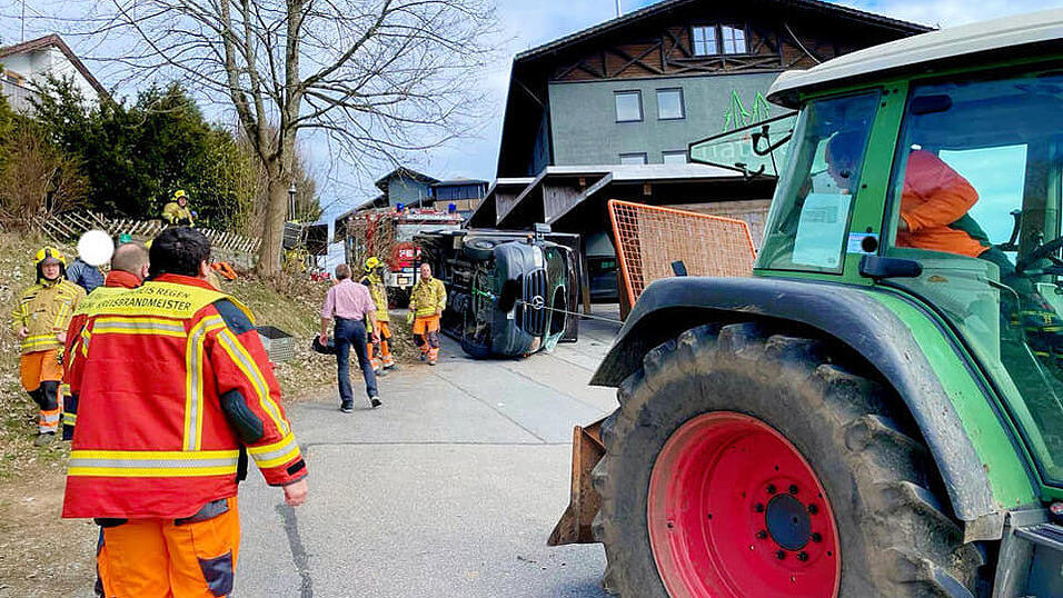 Zahlreiche Einsatzkräfte befreiten den 39-Jährigen unter dem Pakettransporter. Zahlreiche Einsatzkräfte befreiten den 39-Jährigen unter dem Pakettransporter.