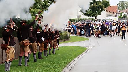 Mit einem Salut gaben die Böllerschützen den Startschuss zum Volksfestauszug.