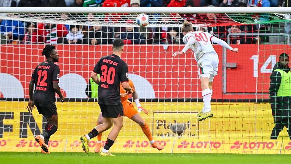 Anton Kade beweist für den FC Augsburg Köpfchen.