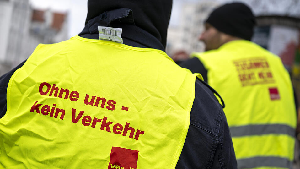 Fahrg&auml;ste im Nahverkehr m&uuml;ssen am Montag mit massiven Behinderungen rechnen. (Symbolfoto)