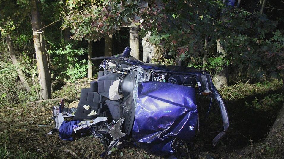 Eine 18-jährige Fahranfängerin wurde in diesem Wrack eingeklemmt. Der Unfall ereignete sich auf der Kreisstraße R6 zwischen Wenzenbach und Bernhardswald.