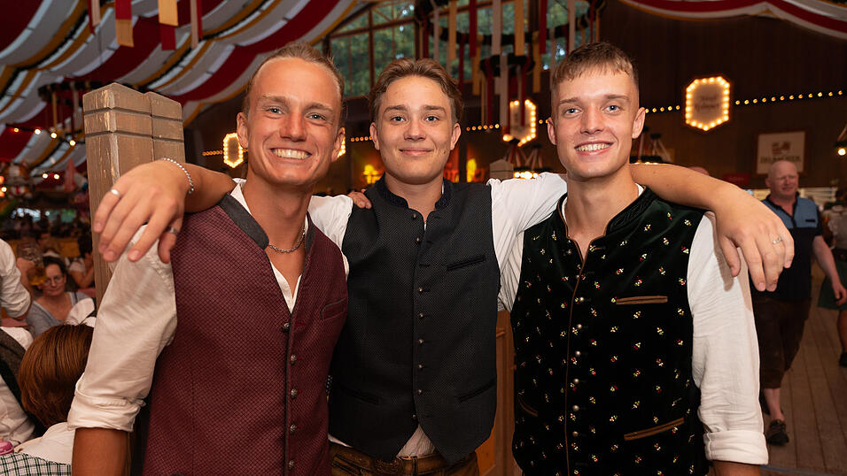 Die Partybilder vom Freitag, 11. August 2023, aus dem Festzelt Krönner. Die Partybilder vom Freitag, 11. August 2023, aus dem Festzelt Krönner.