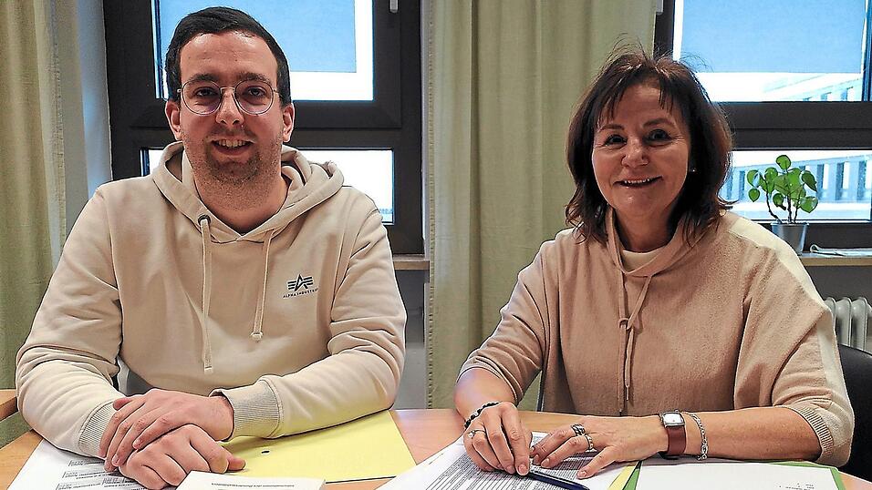 Sie k&uuml;mmern sich darum, dass am Wahltag alles glatt l&auml;uft: Kreiswahlleiterin Anite Plank und ihr Stellvertreter im Amt, Benedikt Maier.