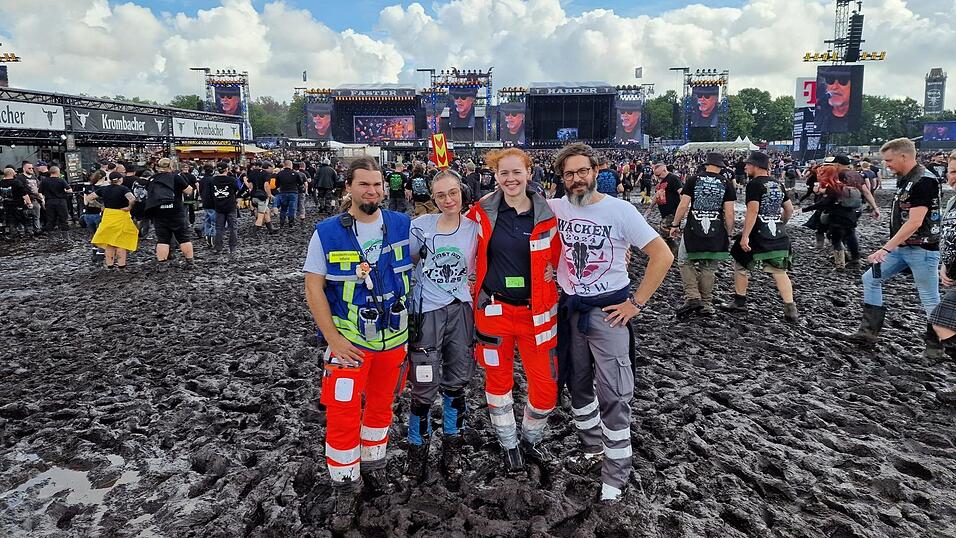 Die Freiwilligen des Chamer BRK-Kreisverbandes: Daniel Schreiner, Laura-Fabienne Schröder, Diana Bachmeier und Frank Betthausen. Die Freiwilligen des Chamer BRK-Kreisverbandes: Daniel Schreiner, Laura-Fabienne Schröder, Diana Bachmeier und Frank Betthausen.