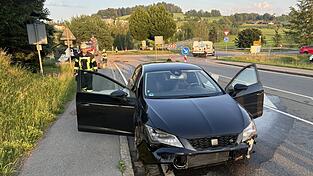 Durch das &Uuml;berqueren des Kreisverkehrs wurde das Fahrzeug, insbesondere im Frontbereich, enorm besch&auml;digt.