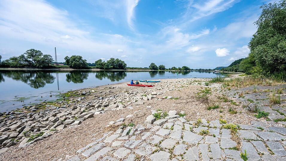 Die Donau führt nahe Straubing Niedrigwasser. Die Donau führt nahe Straubing Niedrigwasser.