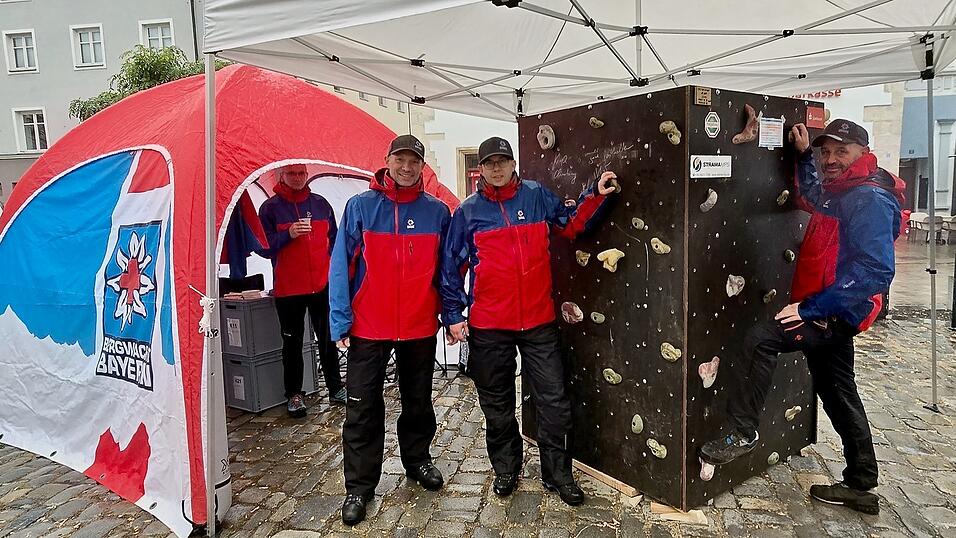 F&uuml;r Kinder gedacht war die Kletterwand, die die Bergwacht aufgebaut hatte.