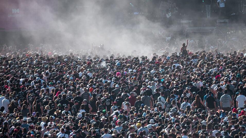 Das Publikum bei der Band Hollywood Undead auf der Mandora Stage mit Dunst in der Luft.