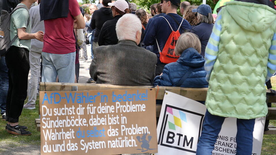 Protest gegen Höcke in Neutraubling. Protest gegen Höcke in Neutraubling.
