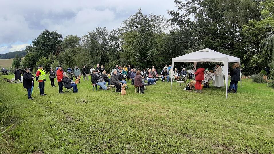Zahlreiche Tierfreunde kamen zur Segnung zusammen.