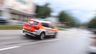 Der verletzte Mann muss ins Krankenhaus gebracht werden. (Symbolbild)